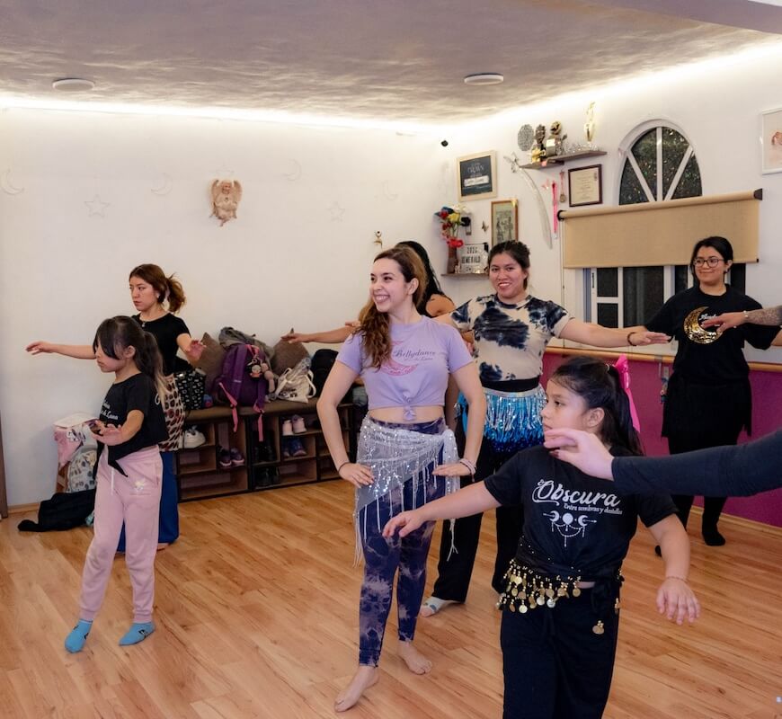 Grupo de distintas edades compartiendo una clase