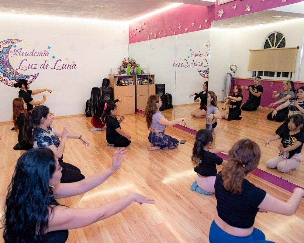 Alumnas y maestre en medio de una clase