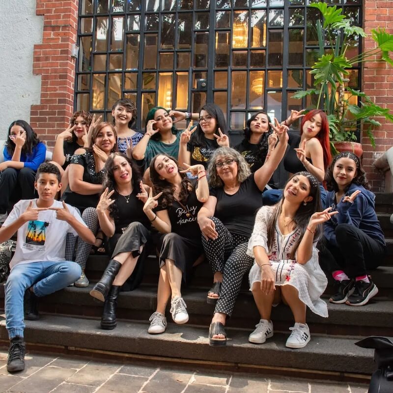 Bailarinas posando casual antes de un evento